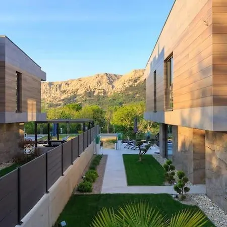 Besca With Heated Infinity Pool Vila