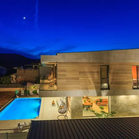 Besca With Heated Infinity Pool Vila